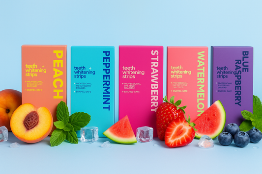Horizontale afbeelding van verschillende smaken van teeth whitenign strips staand met bijpassende elementen zoals aardbei, watermeloen, pepermunt, perzik en blauwe bessen met een blauwe achtergrond