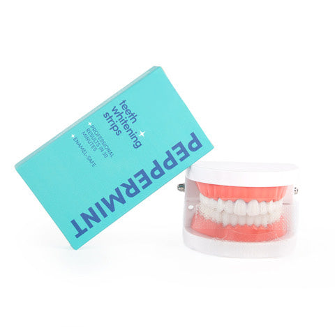 Lucid Bite tanden whitening strips in Peppermint smaak, turquoise verpakking naast een gebitsmodel met witte tanden.