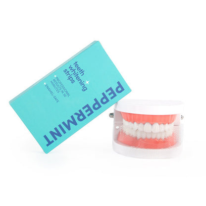 Lucid Bite tanden whitening strips in Peppermint smaak, turquoise verpakking naast een gebitsmodel met witte tanden.