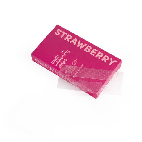Lucid Bite Strawberry tanden whitening strip die half uit de roze verpakking wordt gehaald.