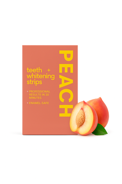 Verpakking van peach-flavoured teeth whitening strips in perzikoranje kleur met gele tekst, vergezeld van een doormidden gesneden sappige perzik met groene bladeren, tegen een witte achtergrond.