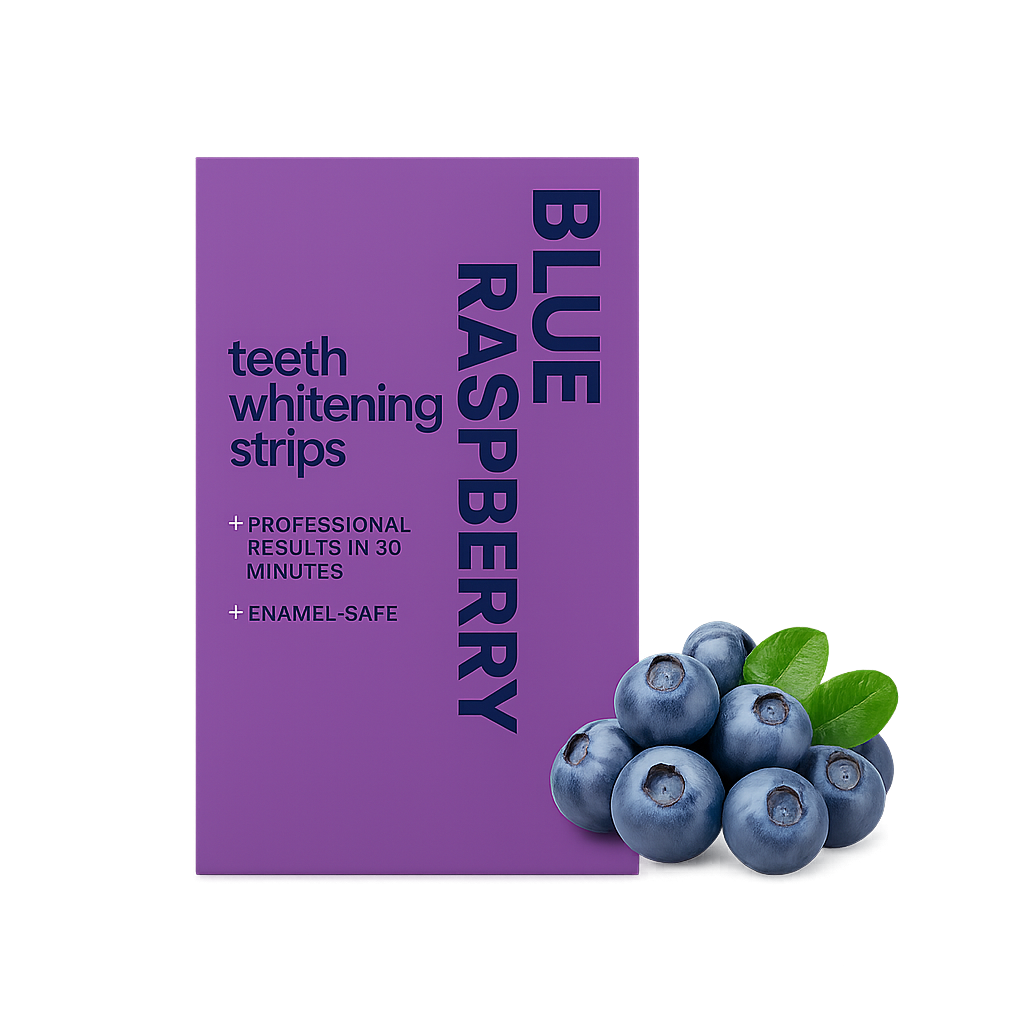 Paarse verpakking van blue raspberry teeth whitening strips met donkere blauwe belettering, vergezeld van blauwe bessen en groene blaadjes als representatie van de smaak, op een egale witte achtergrond.