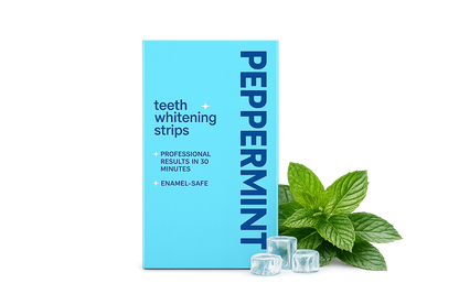 Turquoise verpakking van peppermint teeth whitening strips met donkerblauwe tekst, aangevuld met verse groene muntblaadjes en glanzende ijsklontjes voor een frisse uitstraling.