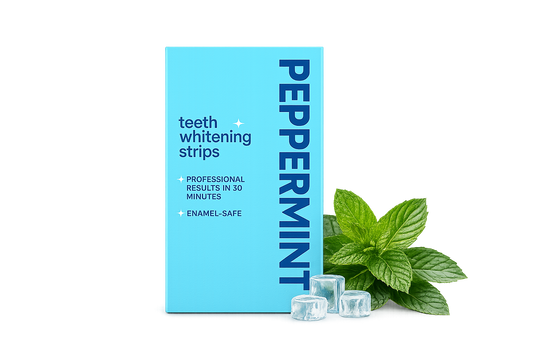 Turquoise verpakking van peppermint teeth whitening strips met donkerblauwe tekst, aangevuld met verse groene muntblaadjes en glanzende ijsklontjes voor een frisse uitstraling.