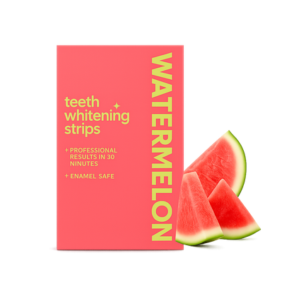 Roze verpakking van watermelon-flavoured teeth whitening strips met limoengroene tekst, naast twee helderrode watermeloenpartjes met groene schil, strak gefotografeerd op een witte achtergrond.