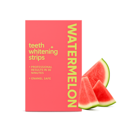 Roze verpakking van watermelon-flavoured teeth whitening strips met limoengroene tekst, naast twee helderrode watermeloenpartjes met groene schil, strak gefotografeerd op een witte achtergrond.